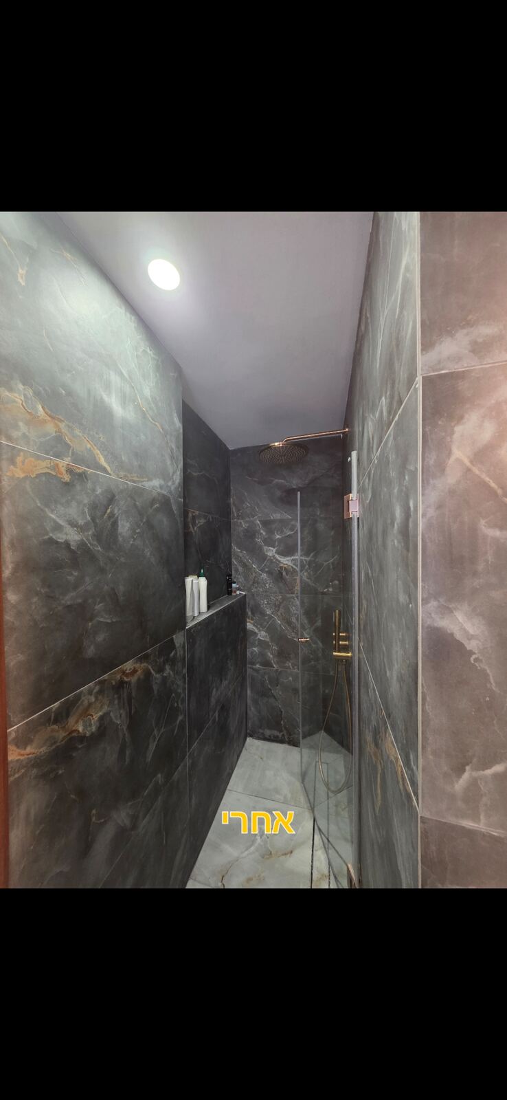 מקלחת יוקרתית בשיש שחור עם זהב — אחרי